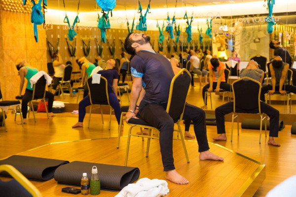 Thư giãn cuối tuần với lớp Yoga ghế cùng Yoga Plus